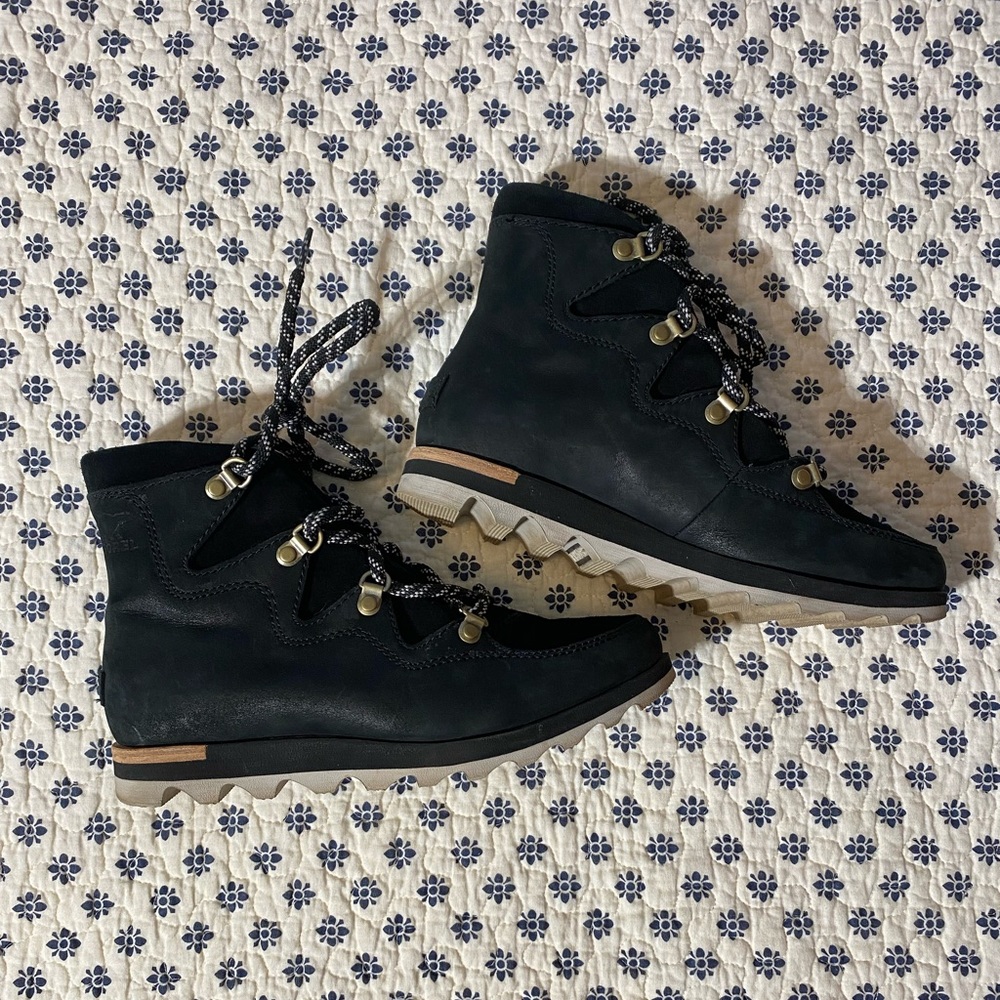 Sorel black suede lace up boots size 6.5